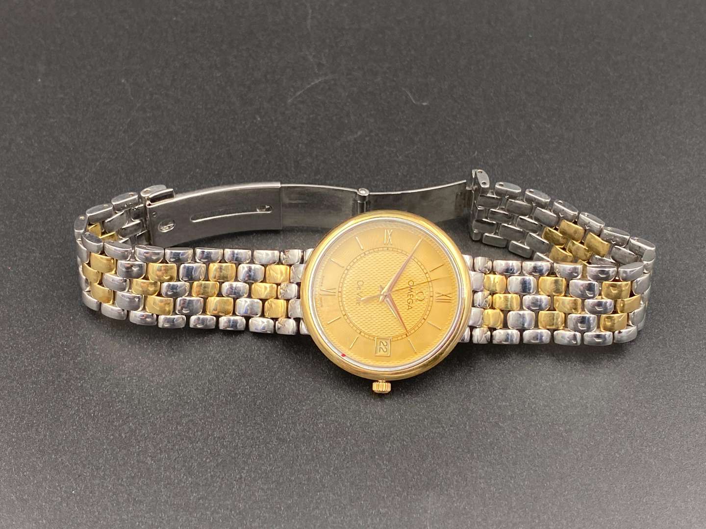 <p>OMEGA, DeVille, bi-metal, quartz, centre seconds, calendar, wristwatch,&nbsp;</p>