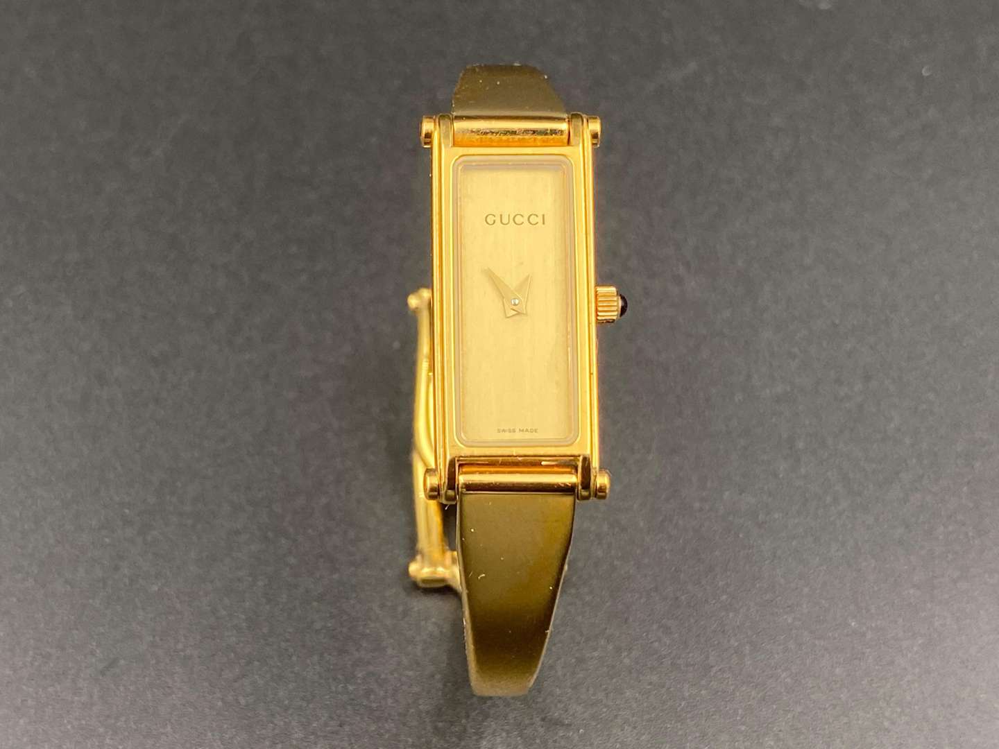 <p>GUCCI, modern gold plated quartz dress watch&nbsp;</p>