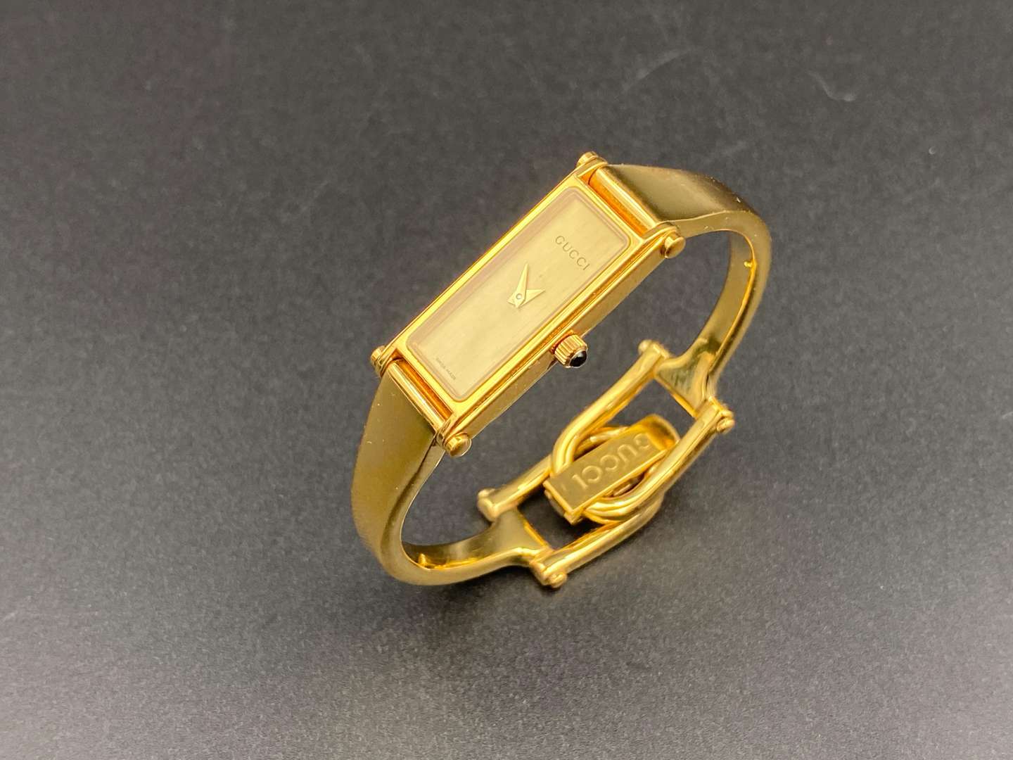 <p>GUCCI, modern gold plated quartz dress watch&nbsp;</p>