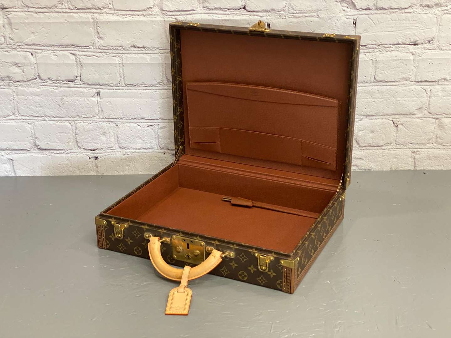 <p>LOUIS VUITTON, Super President briefcase, M53000,</p>