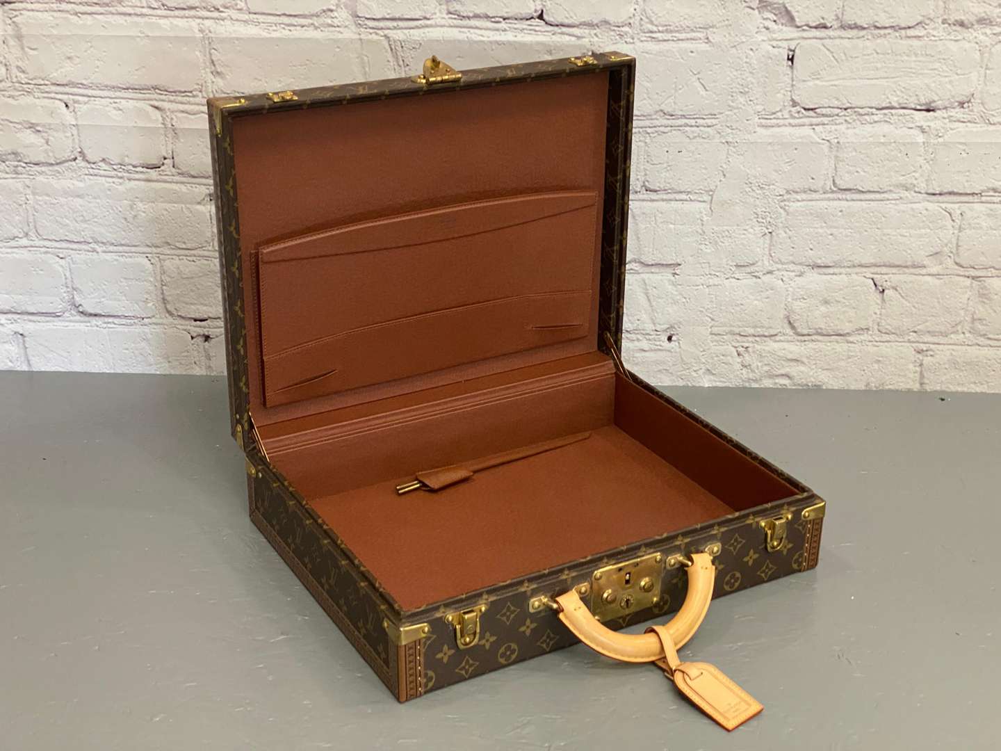 <p>LOUIS VUITTON, Super President briefcase, M53000,</p>