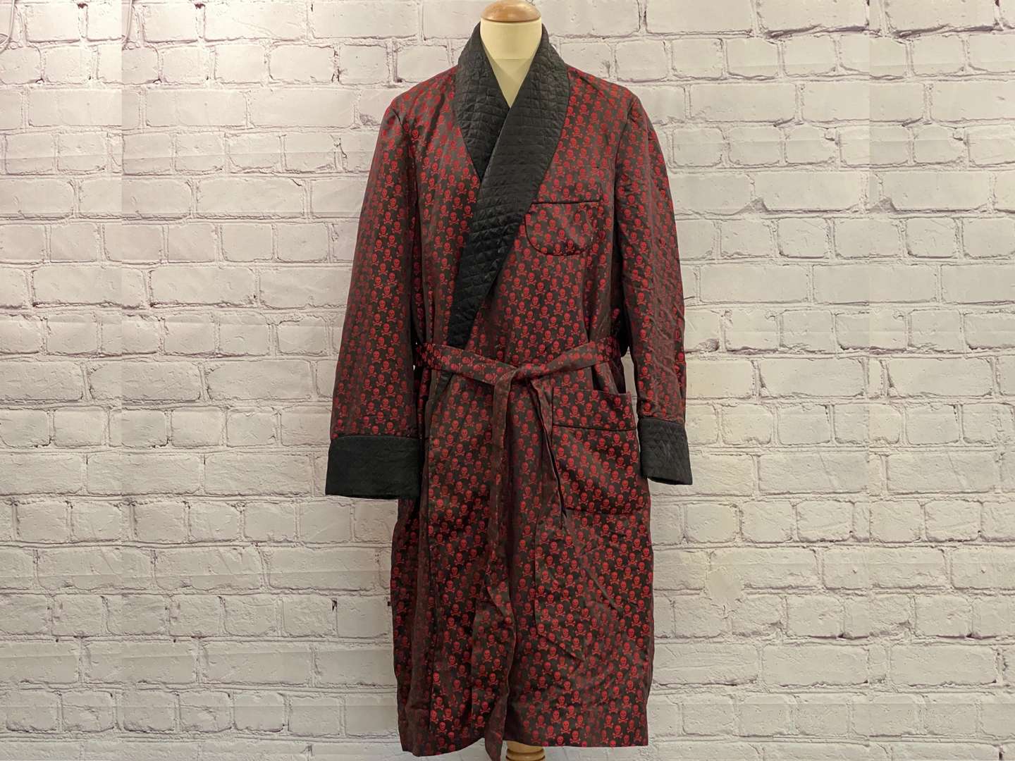 <p>NEW & LINGWOOD, A Gentleman's Quilted Silk Dressing Gown,&nbsp;</p>