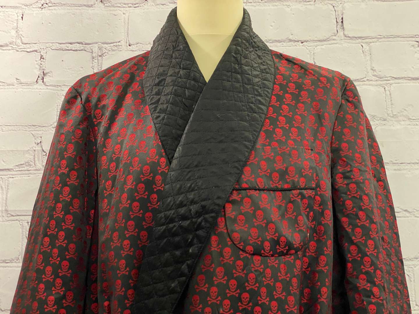 <p>NEW & LINGWOOD, A Gentleman's Quilted Silk Dressing Gown,&nbsp;</p>