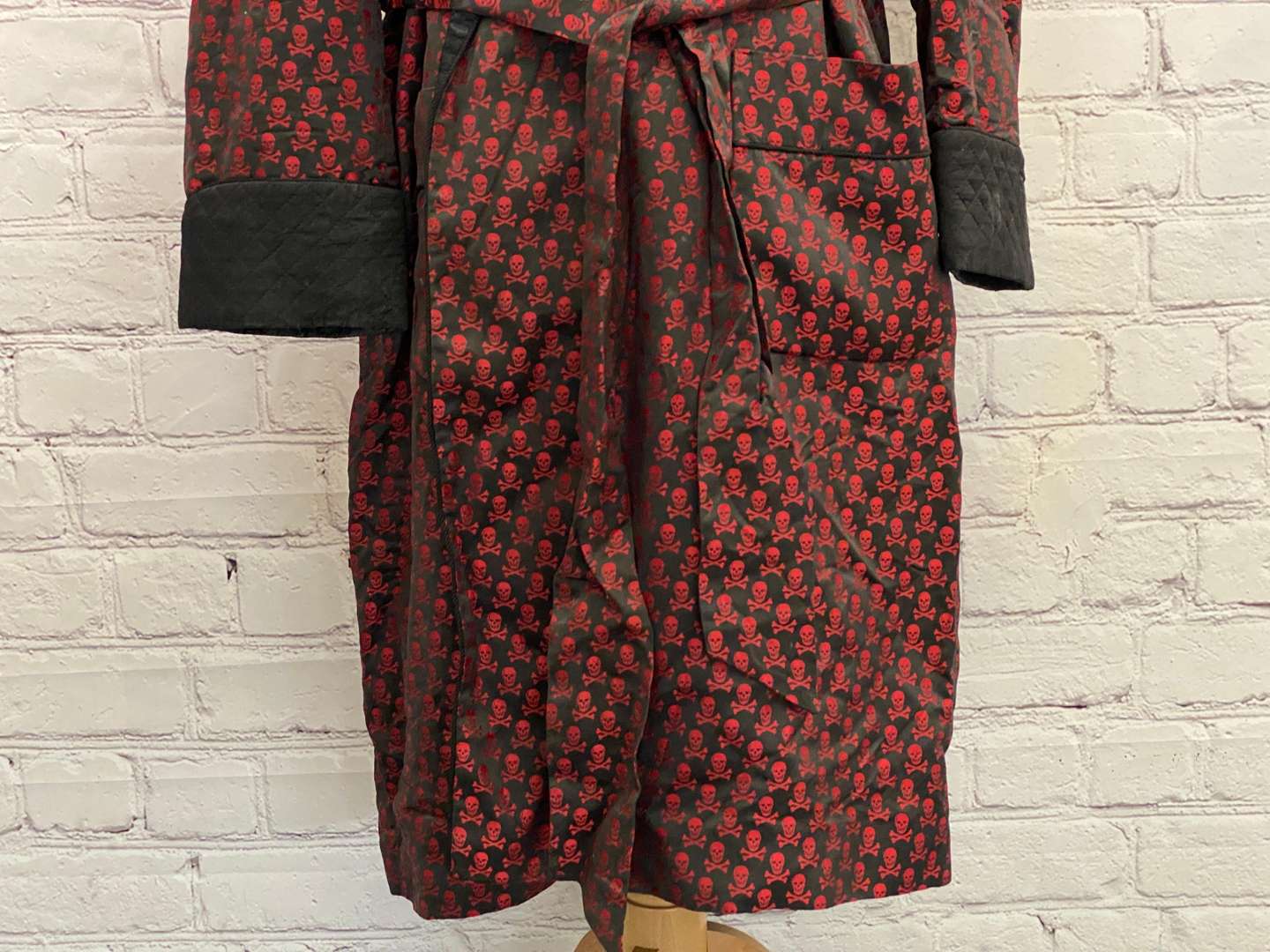 <p>NEW & LINGWOOD, A Gentleman's Quilted Silk Dressing Gown,&nbsp;</p>