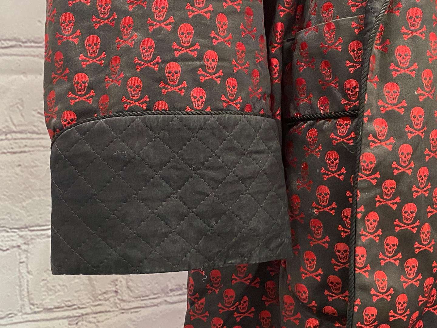 <p>NEW & LINGWOOD, A Gentleman's Quilted Silk Dressing Gown,&nbsp;</p>