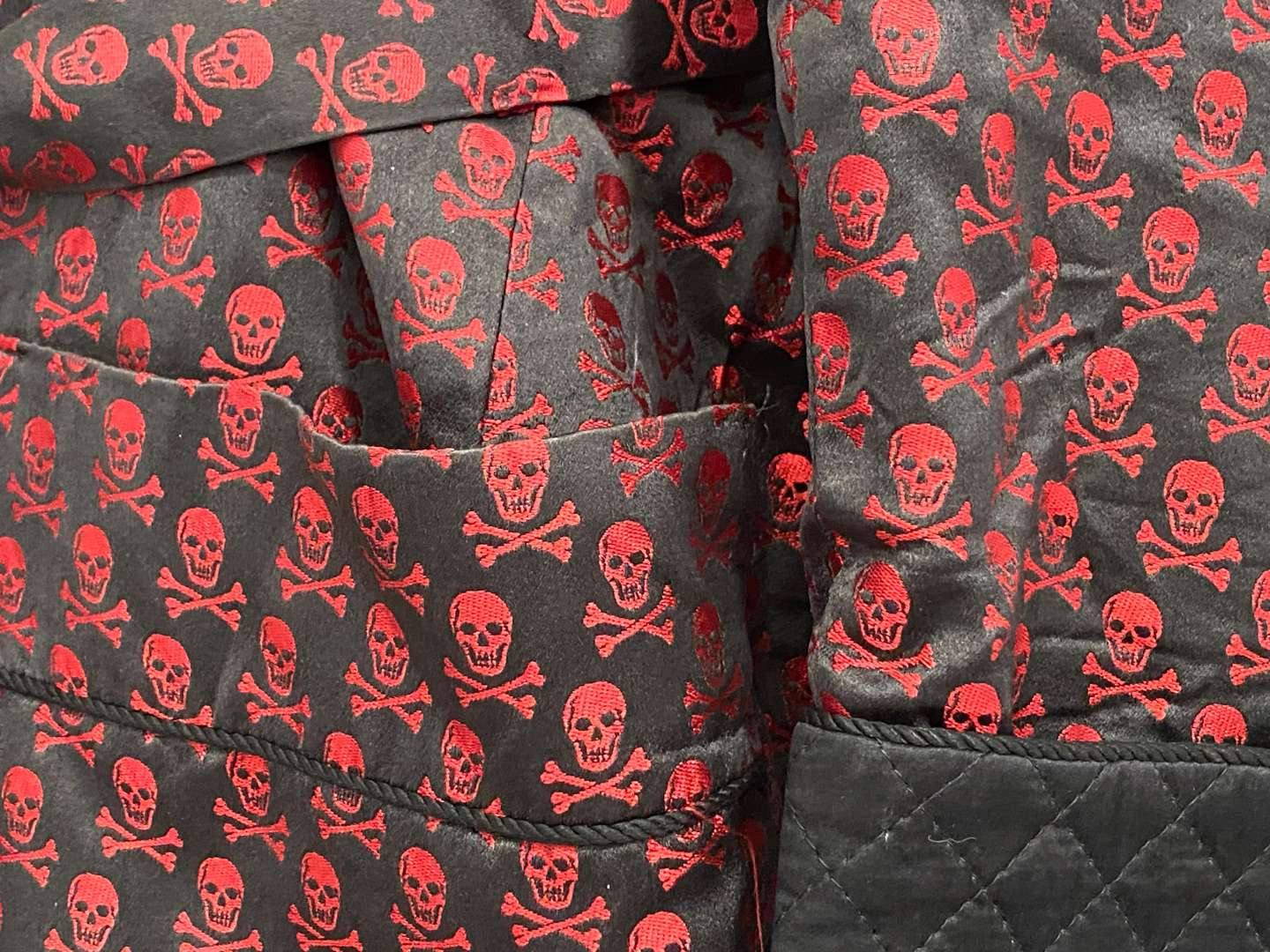 <p>NEW & LINGWOOD, A Gentleman's Quilted Silk Dressing Gown,&nbsp;</p>