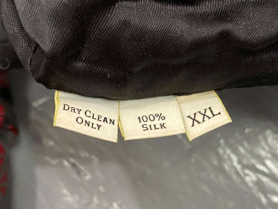 <p>NEW & LINGWOOD, A Gentleman's Quilted Silk Dressing Gown,&nbsp;</p>