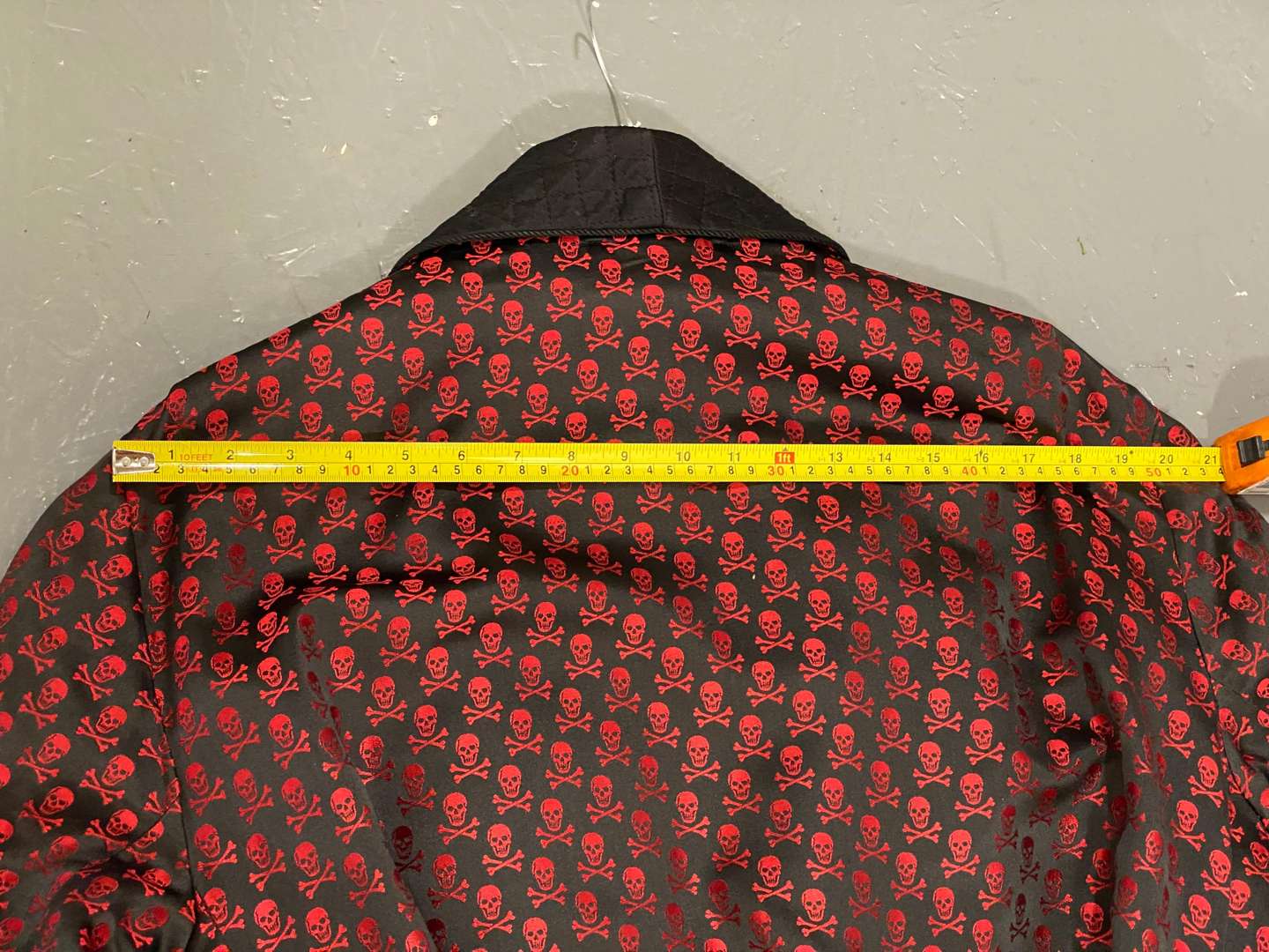 <p>NEW & LINGWOOD, A Gentleman's Quilted Silk Dressing Gown,&nbsp;</p>