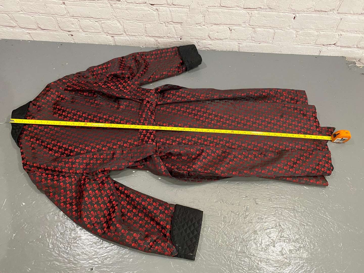 <p>NEW & LINGWOOD, A Gentleman's Quilted Silk Dressing Gown,&nbsp;</p>