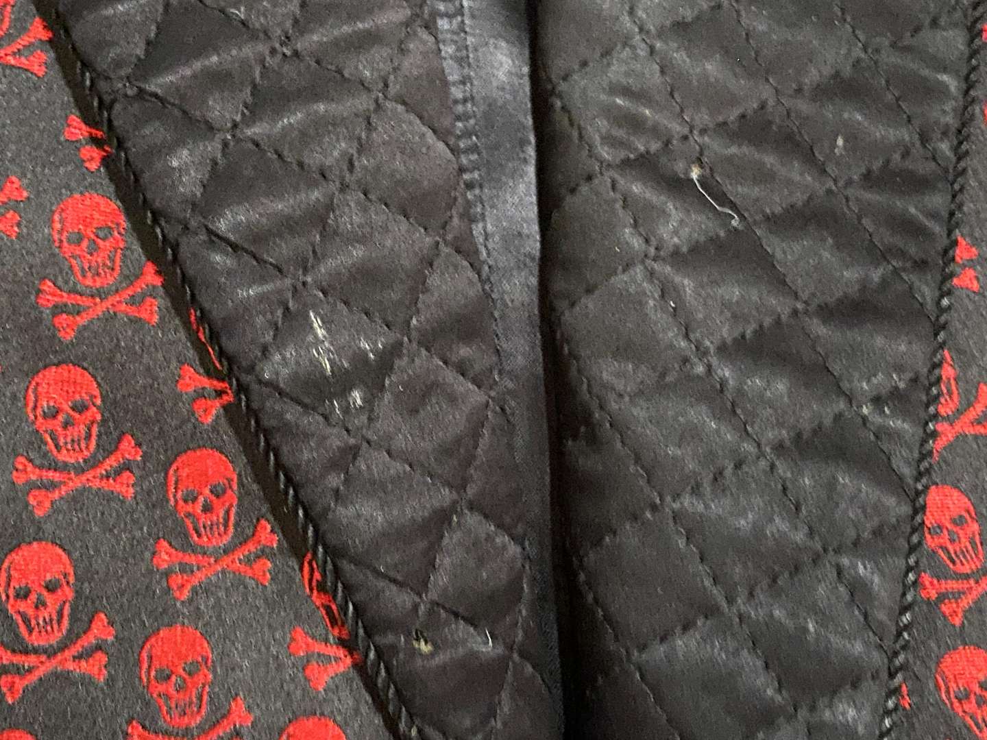 <p>NEW & LINGWOOD, A Gentleman's Quilted Silk Dressing Gown,&nbsp;</p>