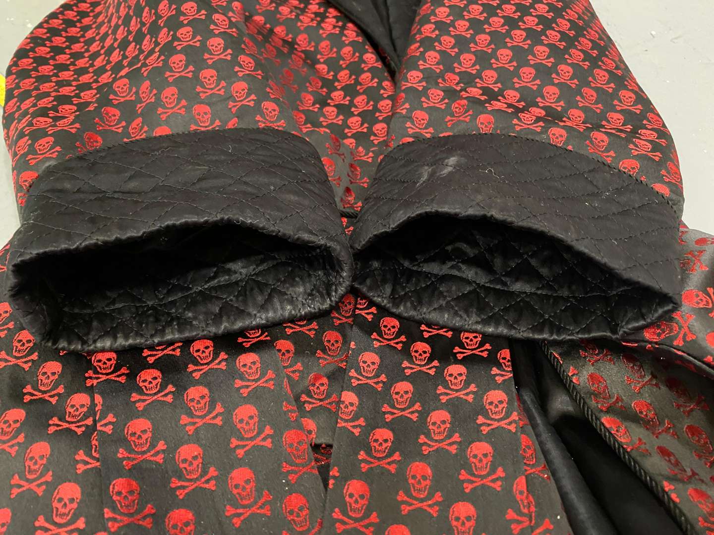 <p>NEW & LINGWOOD, A Gentleman's Quilted Silk Dressing Gown,&nbsp;</p>