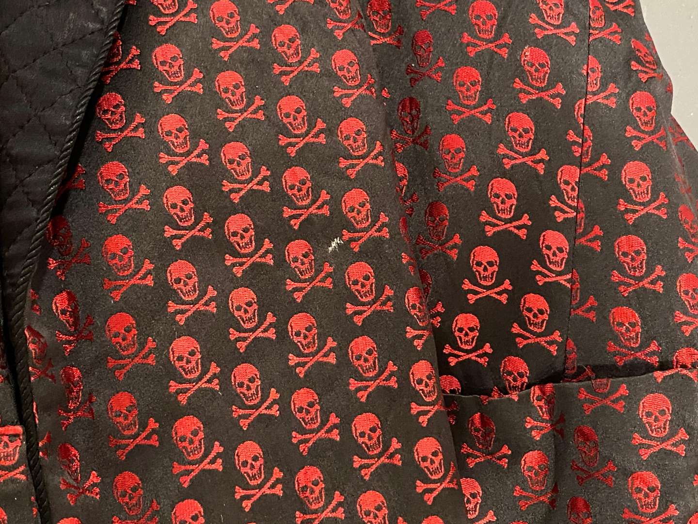 <p>NEW & LINGWOOD, A Gentleman's Quilted Silk Dressing Gown,&nbsp;</p>