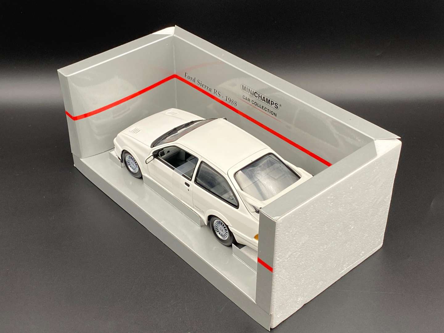 <p>MINICHAMPS, Ford Sierra RS 1988, 1:18 Scale,</p>