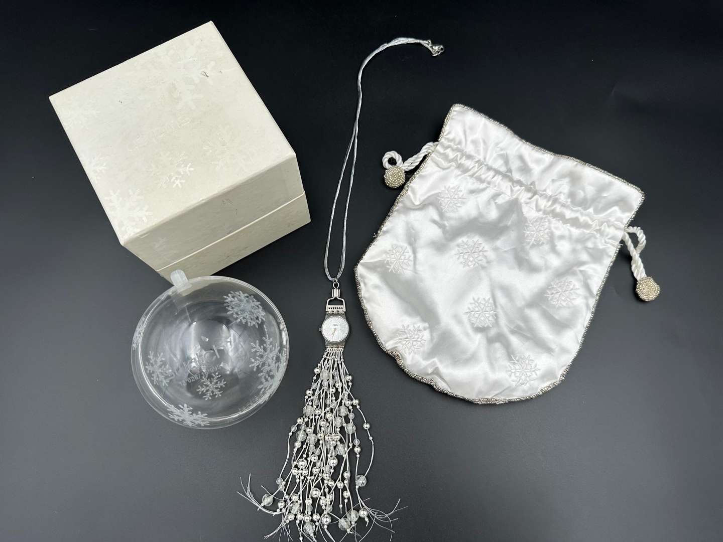 <p>SWATCH, “Sparkling Night” Necklace Watch , LZ1106S</p>