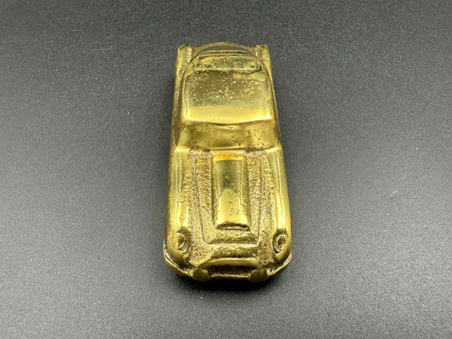 <p>Classic Car Paperweight, &nbsp;solid brass model,</p>