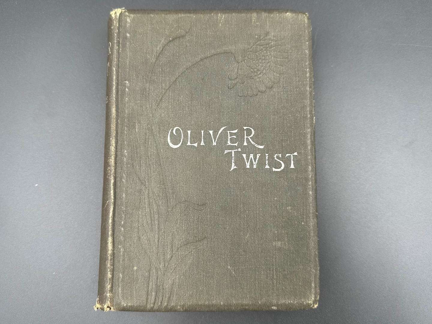 <p>CHARLES DICKENS, “Oliver Twist" R.E King Edition Antique Book c1890</p>