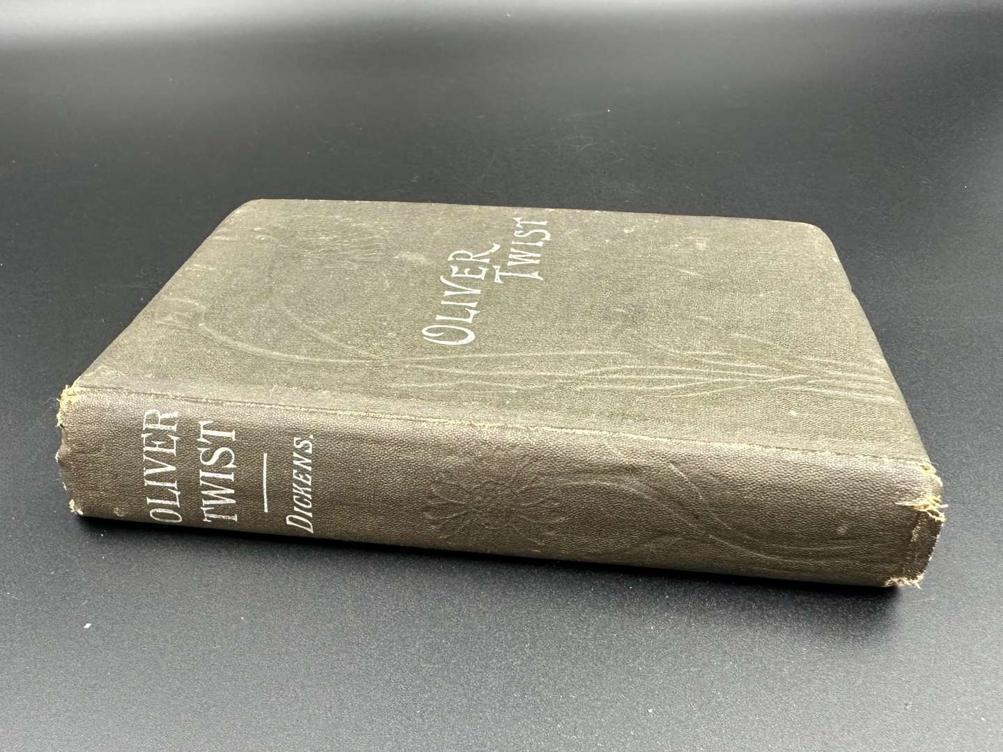 <p>CHARLES DICKENS, “Oliver Twist" R.E King Edition Antique Book c1890</p>