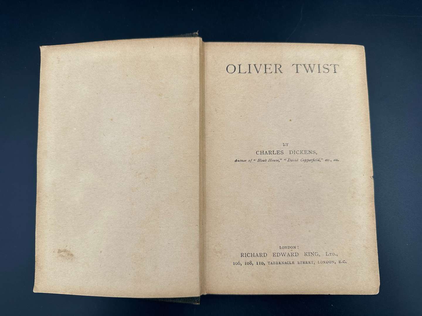 <p>CHARLES DICKENS, “Oliver Twist" R.E King Edition Antique Book c1890</p>