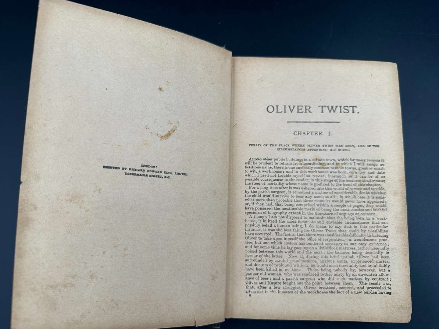 <p>CHARLES DICKENS, “Oliver Twist" R.E King Edition Antique Book c1890</p>