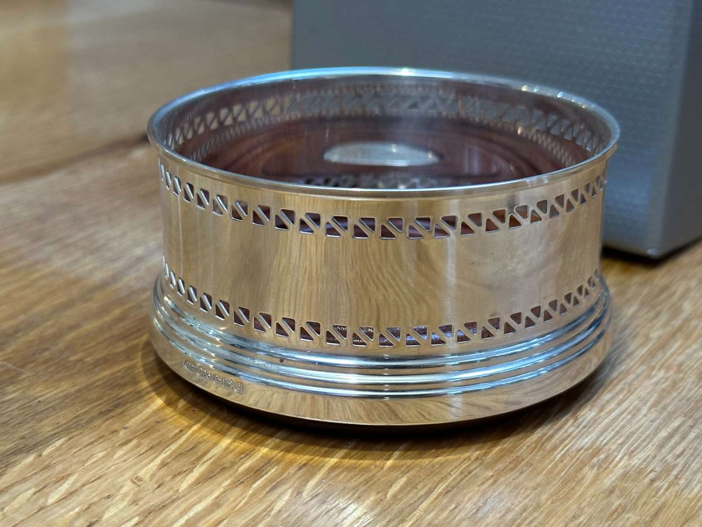 <p>BROADWAY & Co, an Elizabeth II hallmarked silver and mahogany bottle coaster&nbsp;</p>