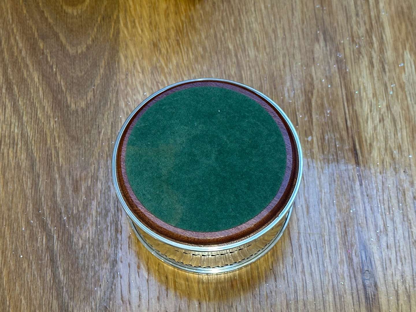 <p>BROADWAY & Co, an Elizabeth II hallmarked silver and mahogany bottle coaster&nbsp;</p>