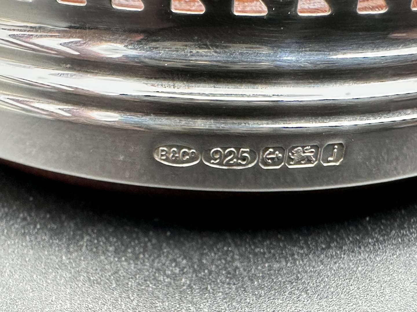 <p>BROADWAY & Co, an Elizabeth II hallmarked silver and mahogany bottle coaster&nbsp;</p>