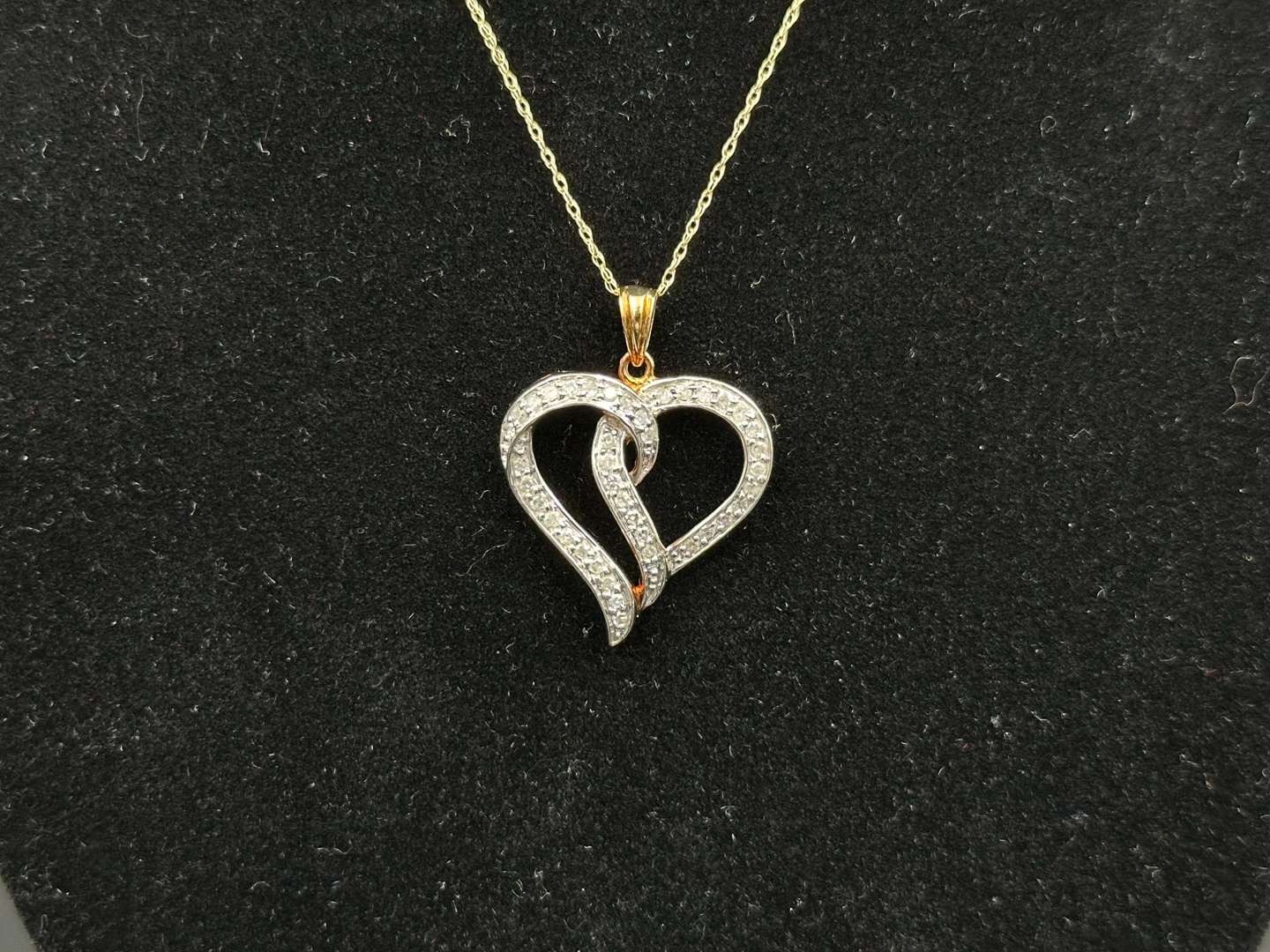 <p>Gold and Diamond Heart&nbsp;Pendant on Gold Chain</p>