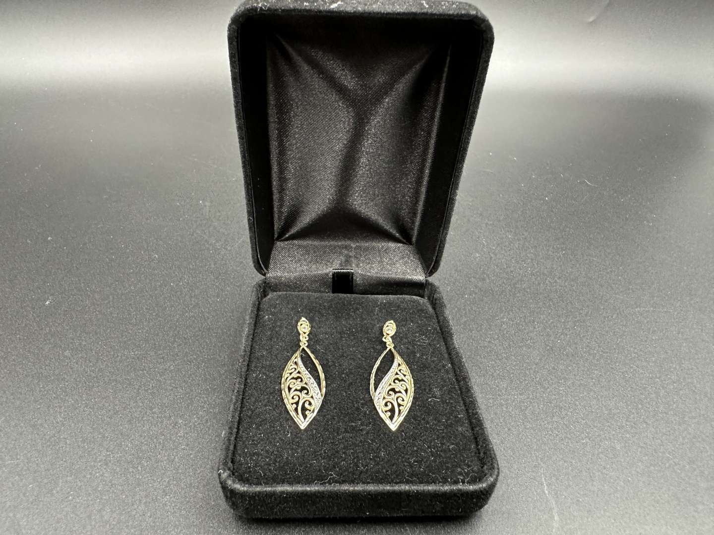 <p>Gold Swirl Drop Earrings</p>