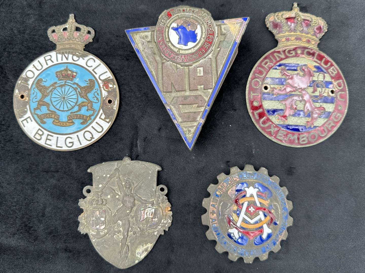 <p>A mixed lot of 5 various 1930's European car club members badges,</p>