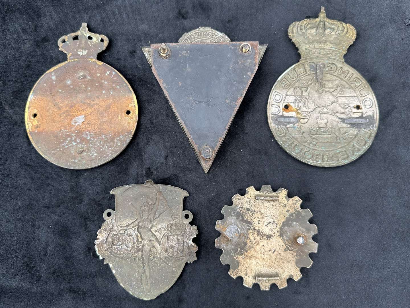 <p>A mixed lot of 5 various 1930's European car club members badges,</p>