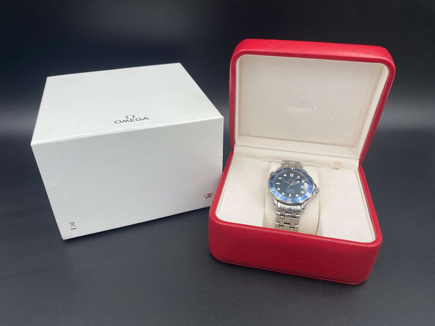 <p>OMEGA, Seamaster, Co-Axial chronometer wristwatch, 22208000, 81759700</p>