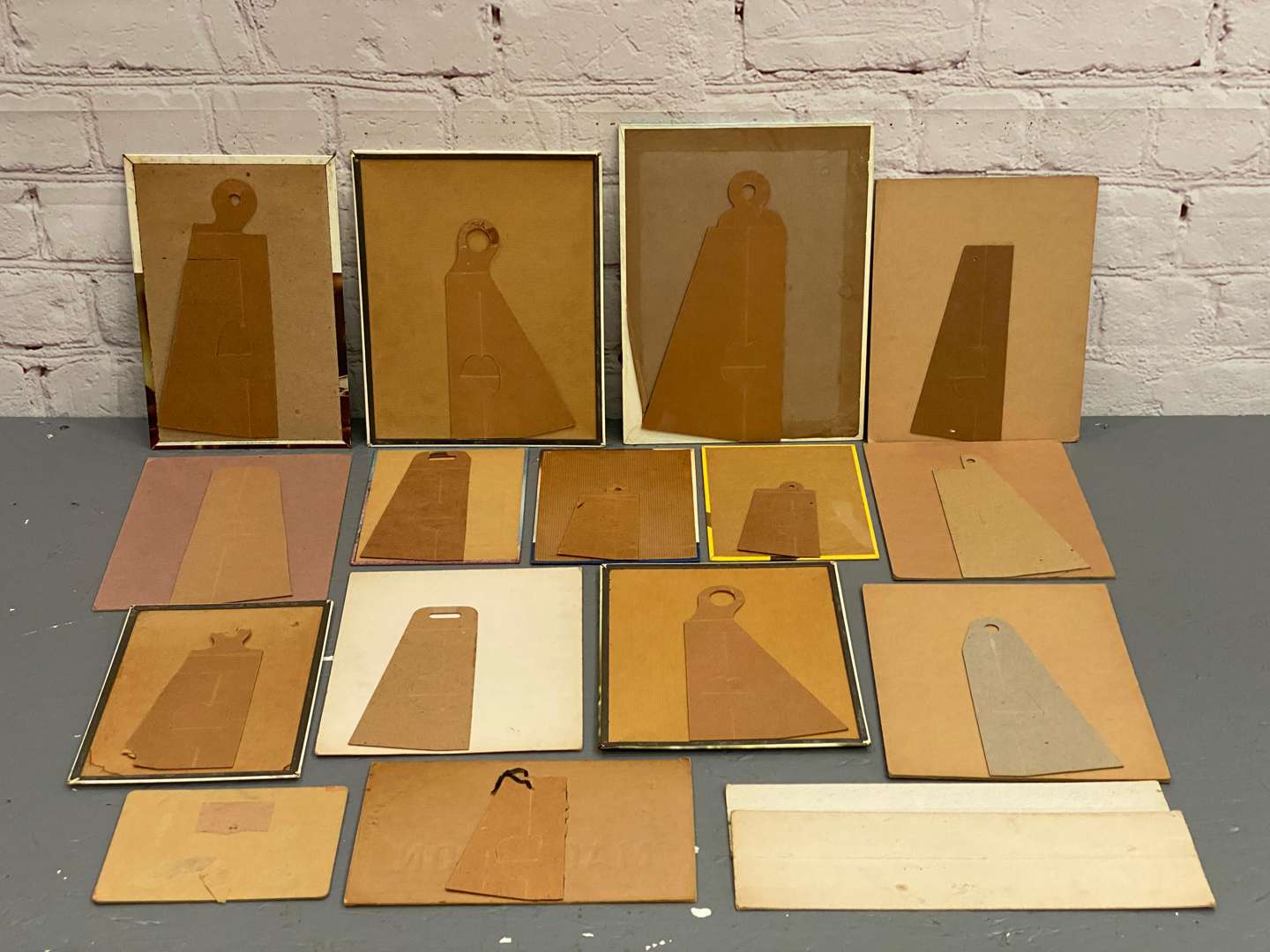 <p>A mixed lot of vintage, alcohol related, point of sale advertising,&nbsp;</p>