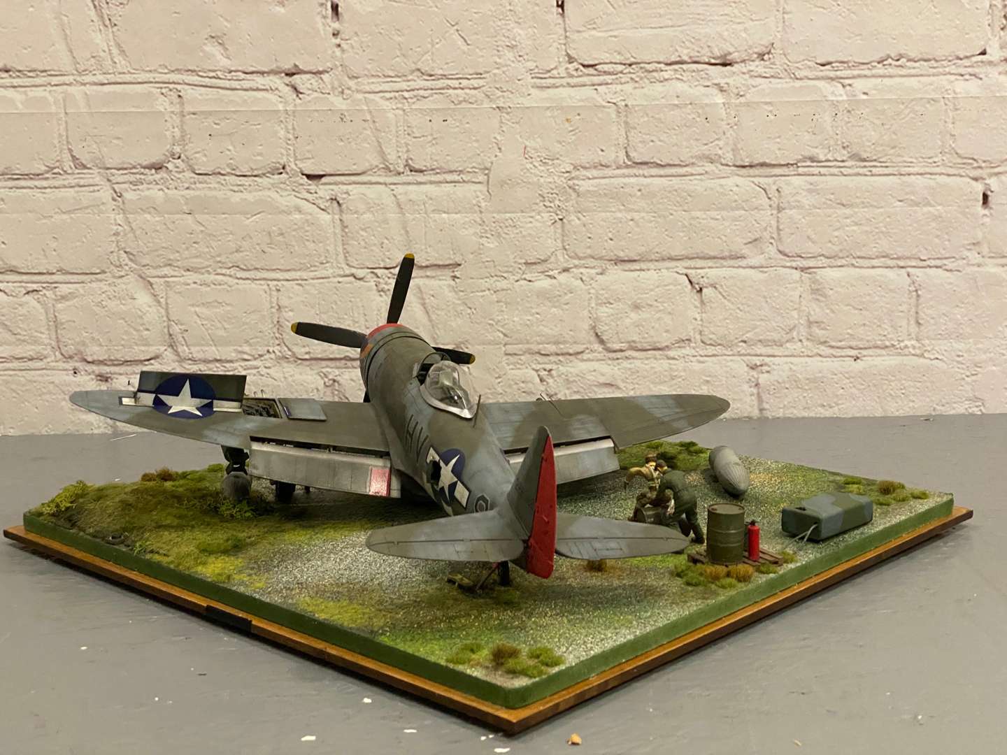 <p>P-47, Thundertbolt, “Ole Cock III”, HV-S, cased diorama, 1:32 scale</p>