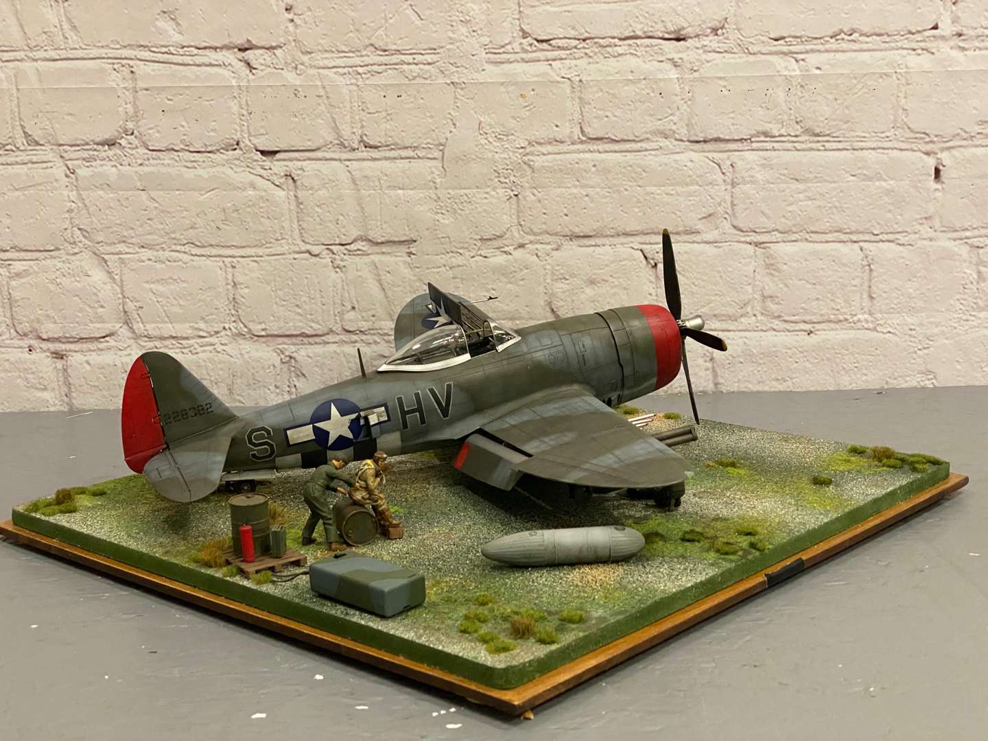 <p>P-47, Thundertbolt, “Ole Cock III”, HV-S, cased diorama, 1:32 scale</p>