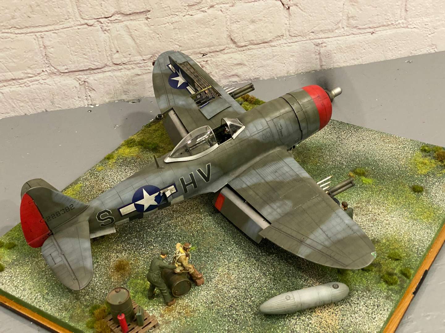 <p>P-47, Thundertbolt, “Ole Cock III”, HV-S, cased diorama, 1:32 scale</p>