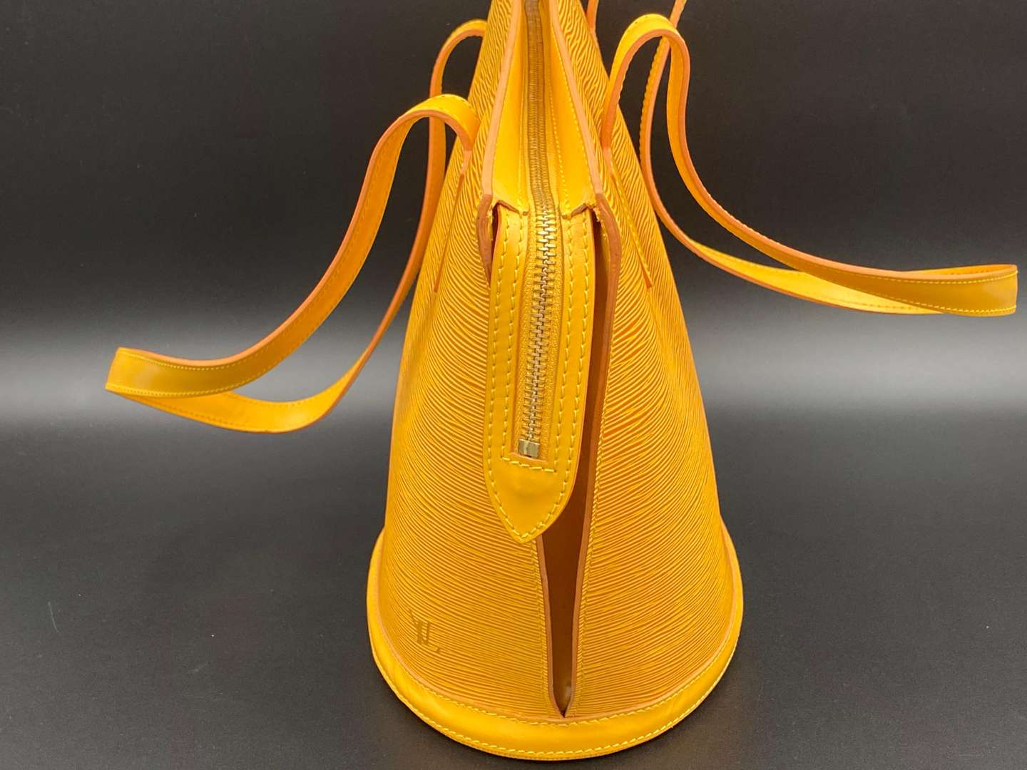 <p>LOUIS VUITTON, &nbsp;Saint-Jacques - Shopping, leather handbag, M52279, AS0946.</p>