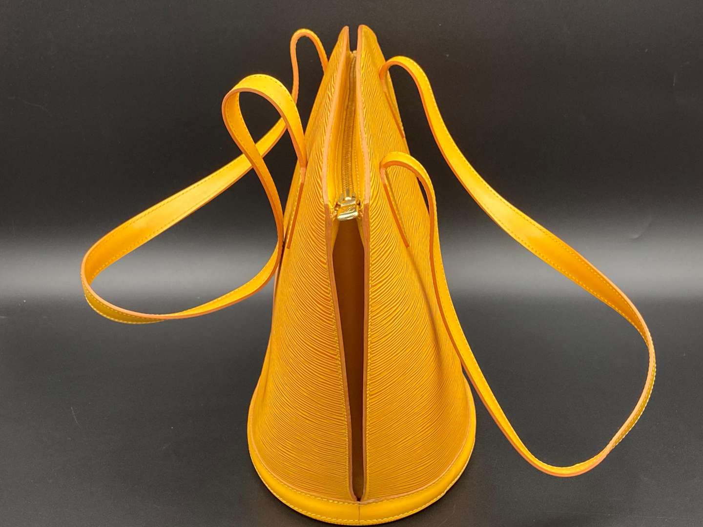 <p>LOUIS VUITTON, &nbsp;Saint-Jacques - Shopping, leather handbag, M52279, AS0946.</p>