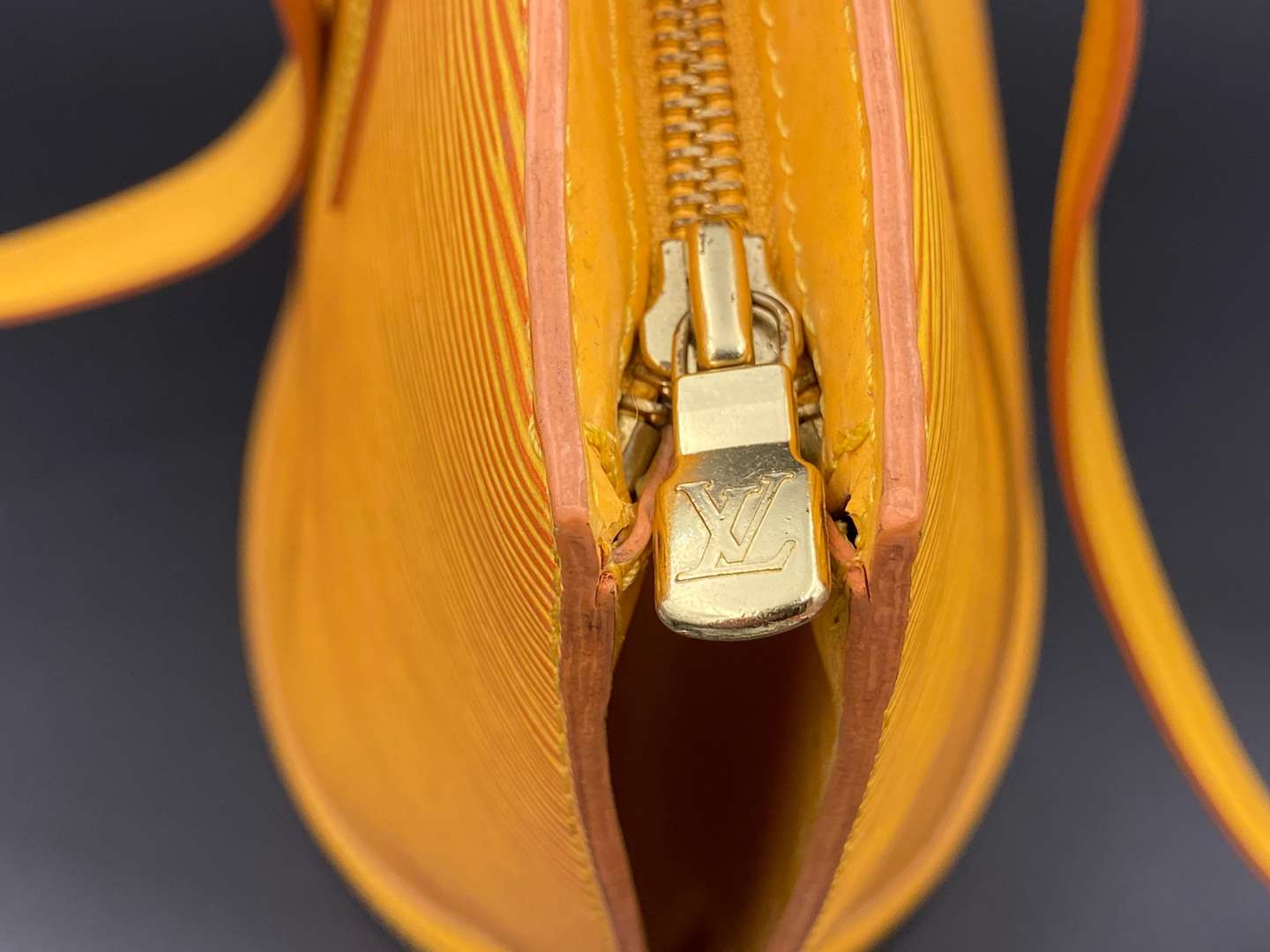 <p>LOUIS VUITTON, &nbsp;Saint-Jacques - Shopping, leather handbag, M52279, AS0946.</p>