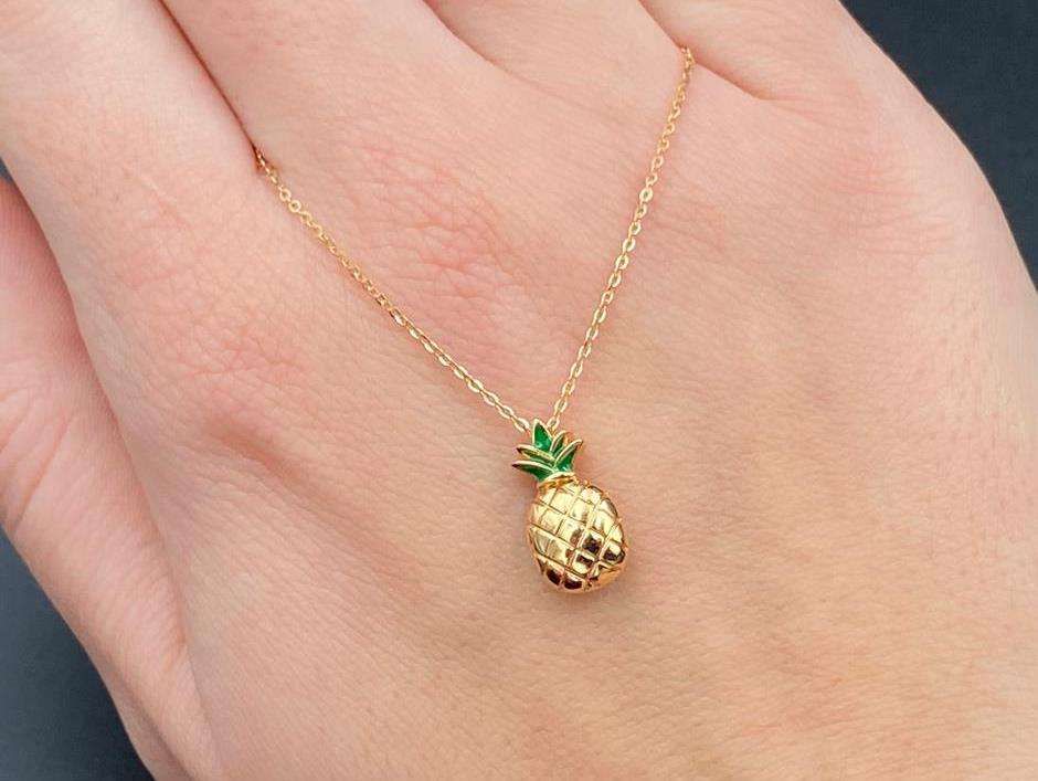 <p>LF, Au750 necklace with enamel pineapple pendent,&nbsp;</p>