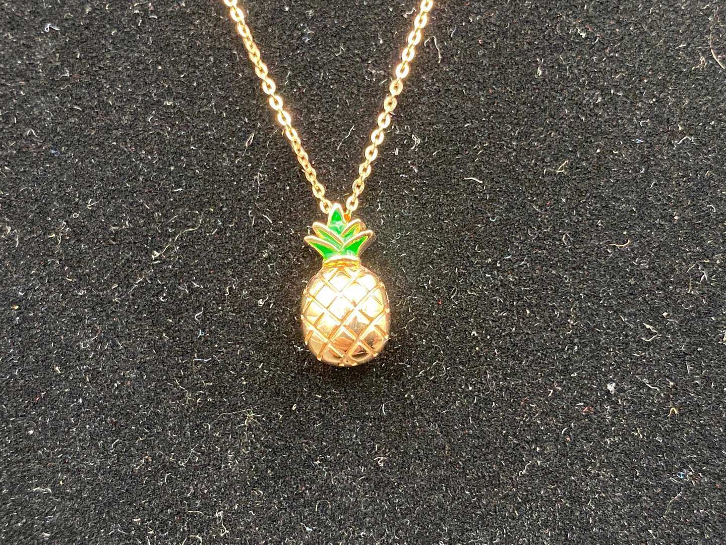 <p>LF, Au750 necklace with enamel pineapple pendent,&nbsp;</p>