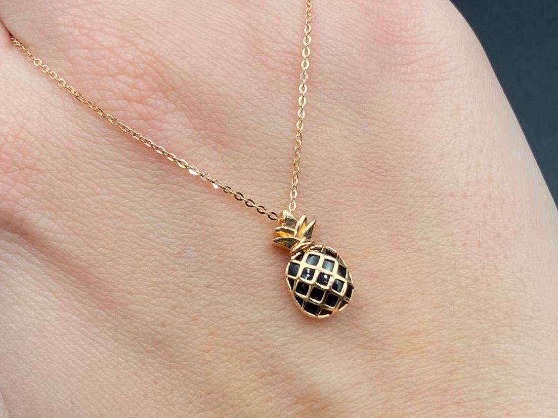 <p>LF, Au750 necklace with enamel pineapple pendent,&nbsp;</p>