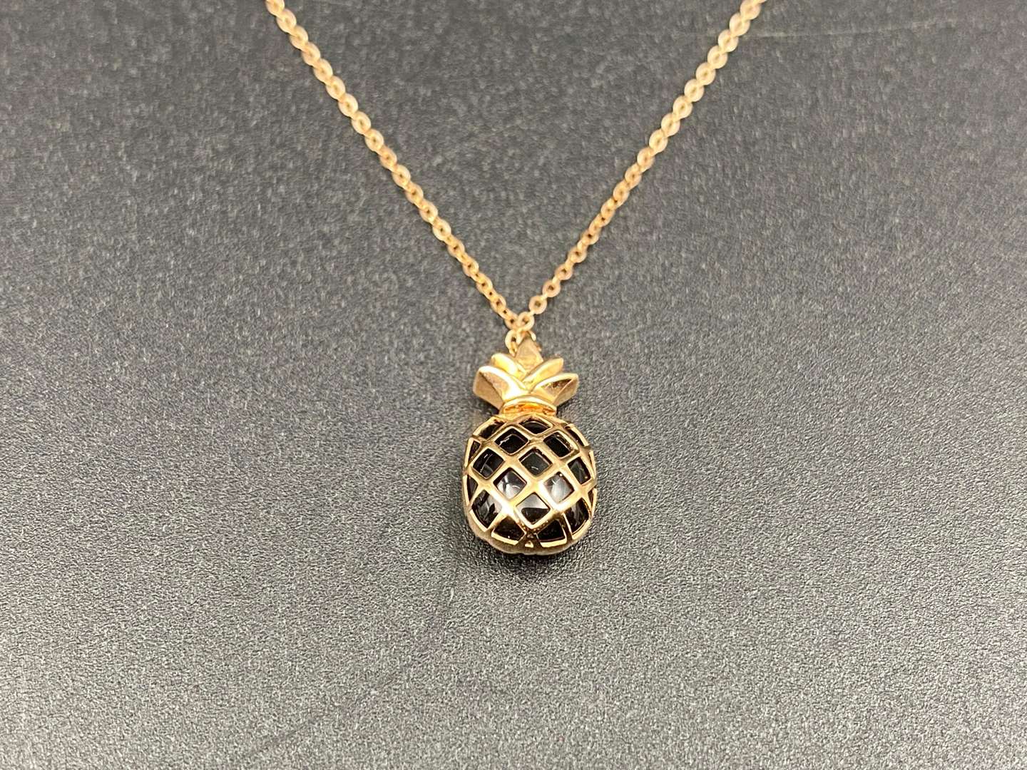 <p>LF, Au750 necklace with enamel pineapple pendent,&nbsp;</p>