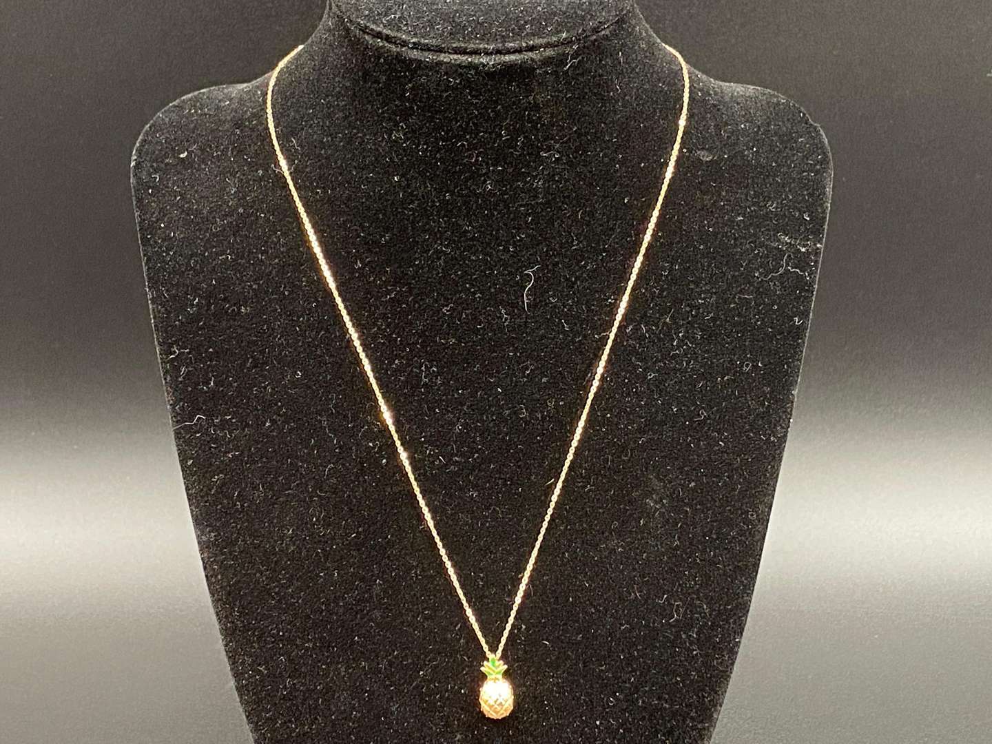 <p>LF, Au750 necklace with enamel pineapple pendent,&nbsp;</p>