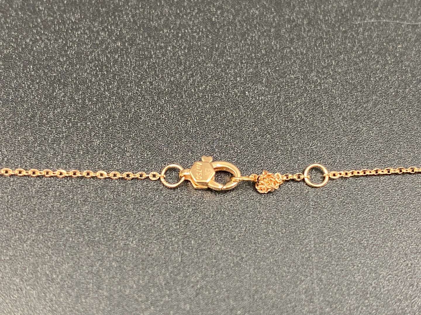 <p>LF, Au750 necklace with enamel pineapple pendent,&nbsp;</p>