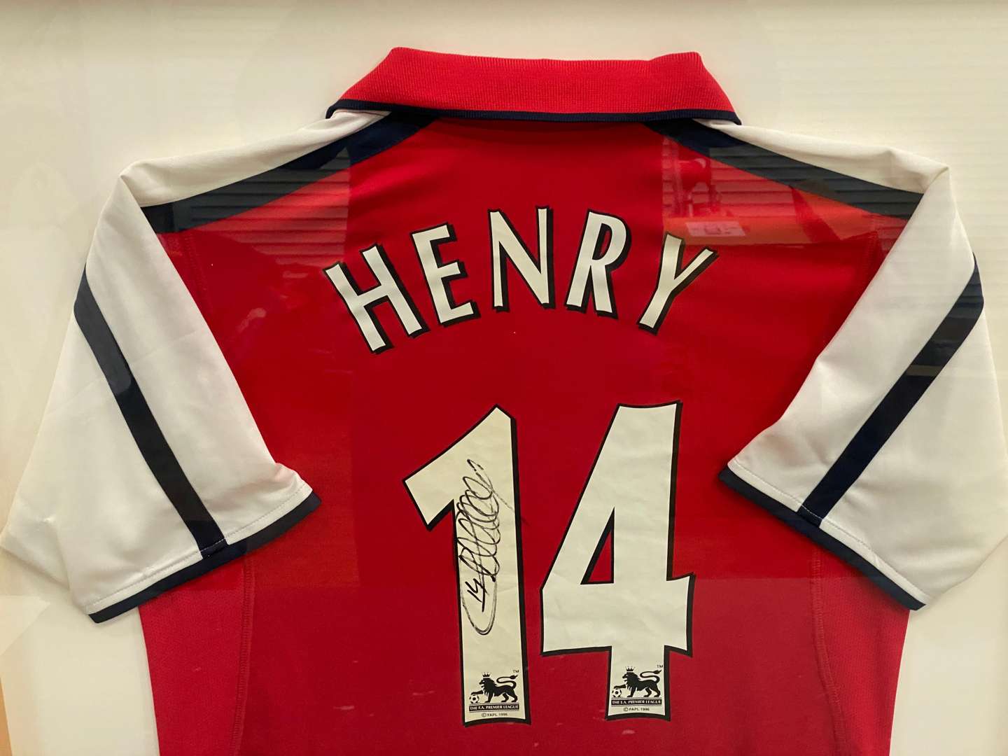 <p>ARSENAL, 1999-2000, signed and framed shirt. Thierry HENRY, #14</p>