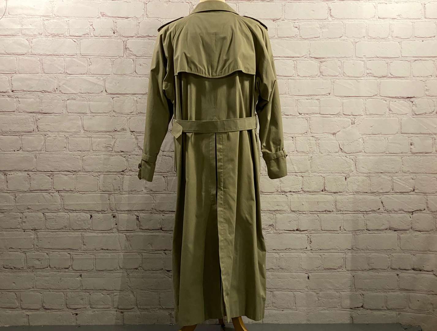 <p>BURBERRYS, ladies pale green, extra long, Trench coat,&nbsp;</p>