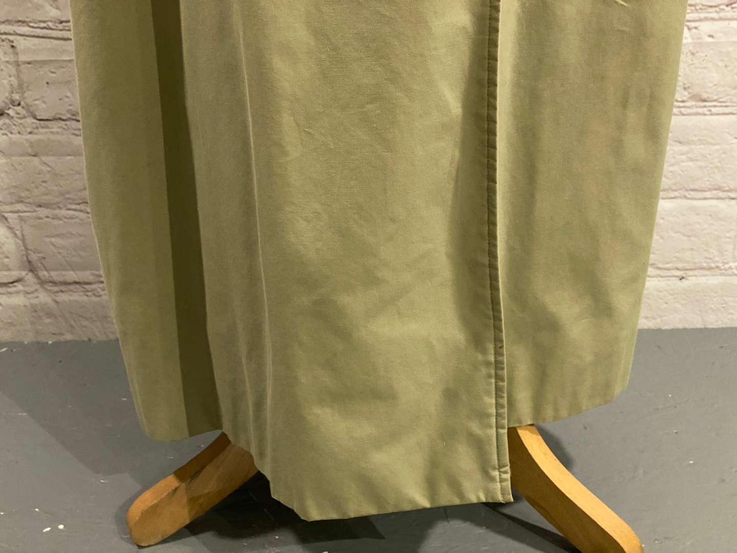 <p>BURBERRYS, ladies pale green, extra long, Trench coat,&nbsp;</p>