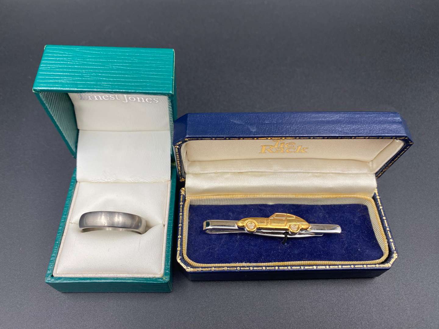 <p>A mixed lot of jewellery comprising,&nbsp;</p>