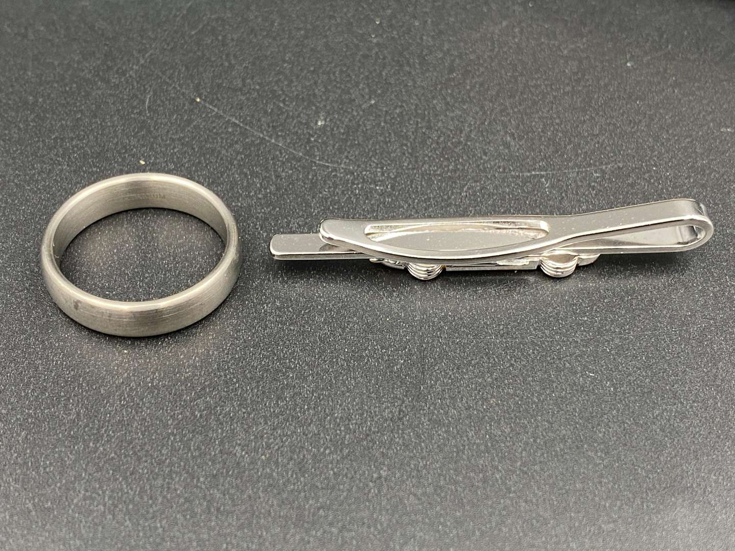 <p>A mixed lot of jewellery comprising,&nbsp;</p>