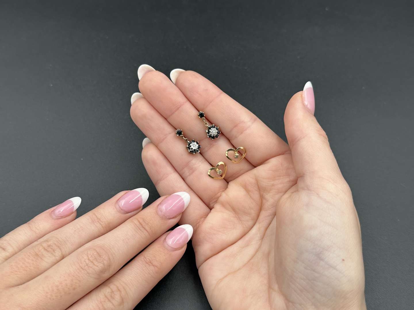 <p>A mixed lot of jewellery comprising,&nbsp;</p>